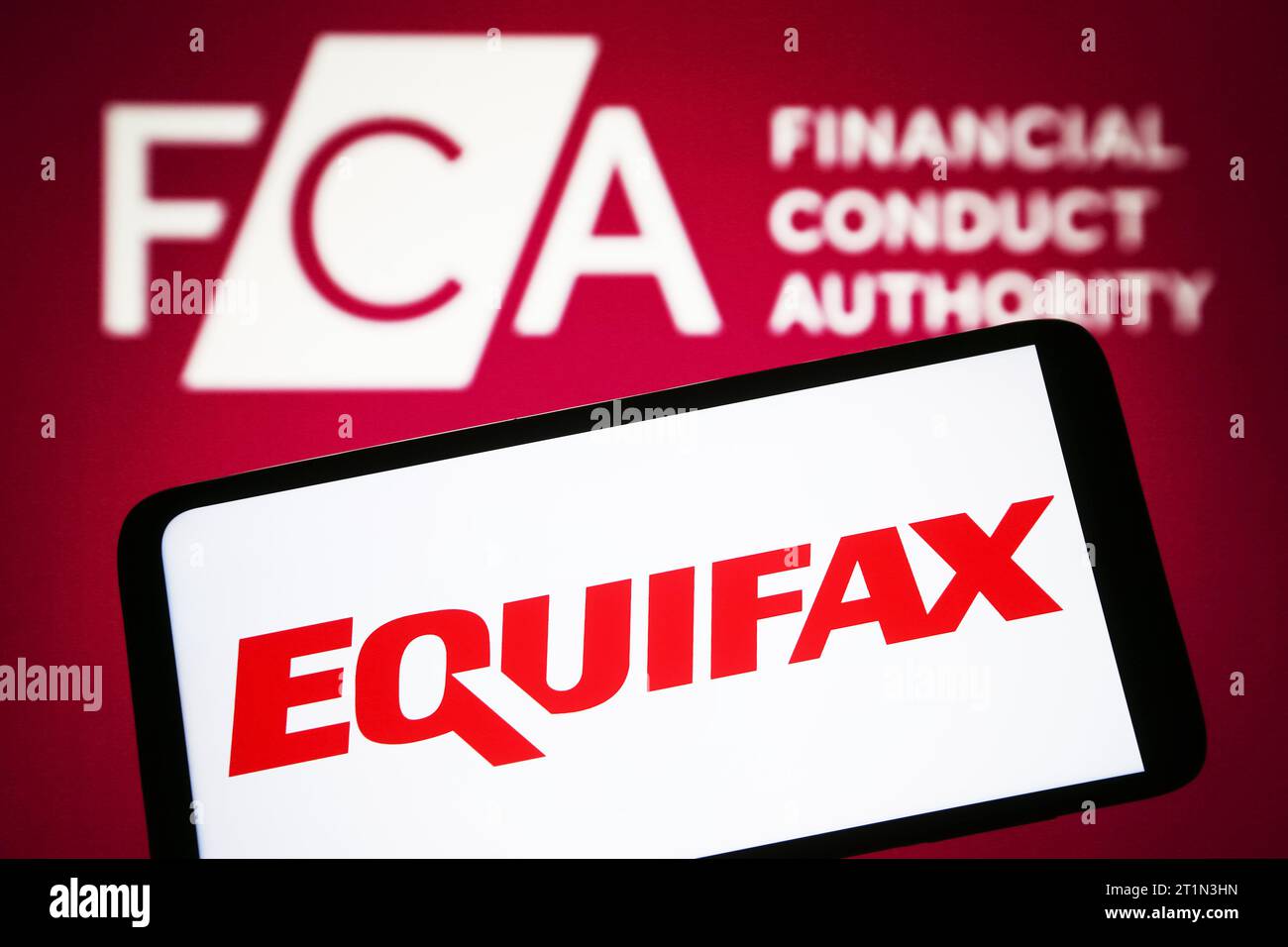 Ukraine. 14 octobre 2023. Sur cette photo, le logo Equifax est visible sur un téléphone intelligent et le logo de la Financial Conduct Authority (FCA) sur un écran de pc. (Photo de Pavlo Gonchar/SOPA Images/Sipa USA) *** strictement à des fins éditoriales *** crédit : SIPA USA/Alamy Live News Banque D'Images
