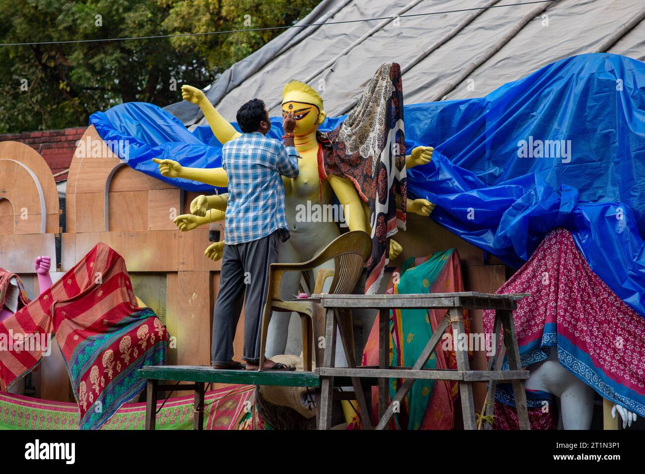 Un artiste vu donner la touche finale à l'idole d'argile de la déesse Durga pour le prochain festival Durga Puja, au temple Sarojini Nagar Kalibari. Durga Puja est un festival hindou célébré principalement dans le Bengale occidental et par les communautés bengales du monde entier. C'est une célébration de plusieurs jours dédiée à la déesse Durga, symbolisant le pouvoir féminin divin et la victoire du bien sur le mal. Banque D'Images