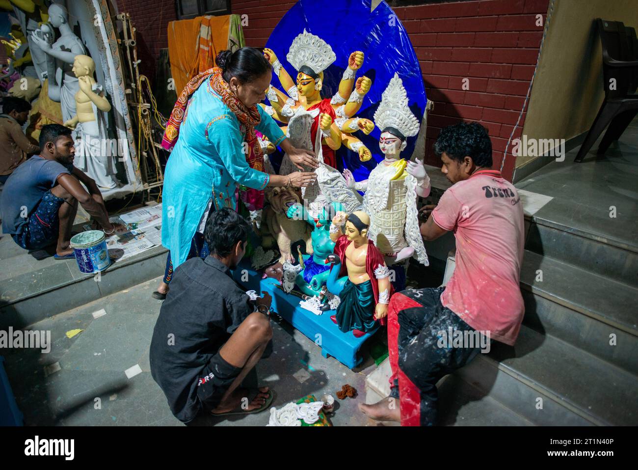 New Delhi, Inde. 14 octobre 2023. Des artistes observent la parure de l'idole d'argile de la déesse Durga en préparation du prochain festival Durga Puja au temple Sarojini Nagar Kalibari. Durga Puja est un festival hindou célébré principalement dans le Bengale occidental et par les communautés bengales du monde entier. C'est une célébration de plusieurs jours dédiée à la déesse Durga, symbolisant le pouvoir féminin divin et la victoire du bien sur le mal. (Image de crédit : © Pradeep Gaur/SOPA Images via ZUMA Press Wire) USAGE ÉDITORIAL SEULEMENT! Non destiné à UN USAGE commercial ! Banque D'Images