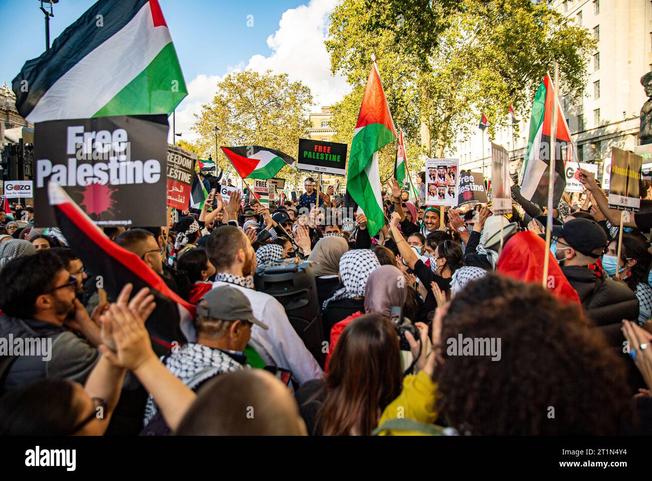 Londres, Royaume-Uni - 14 octobre 2023 : marche pro-Palestine dans le centre de Londres en solidarité avec les Palestiniens. Banque D'Images