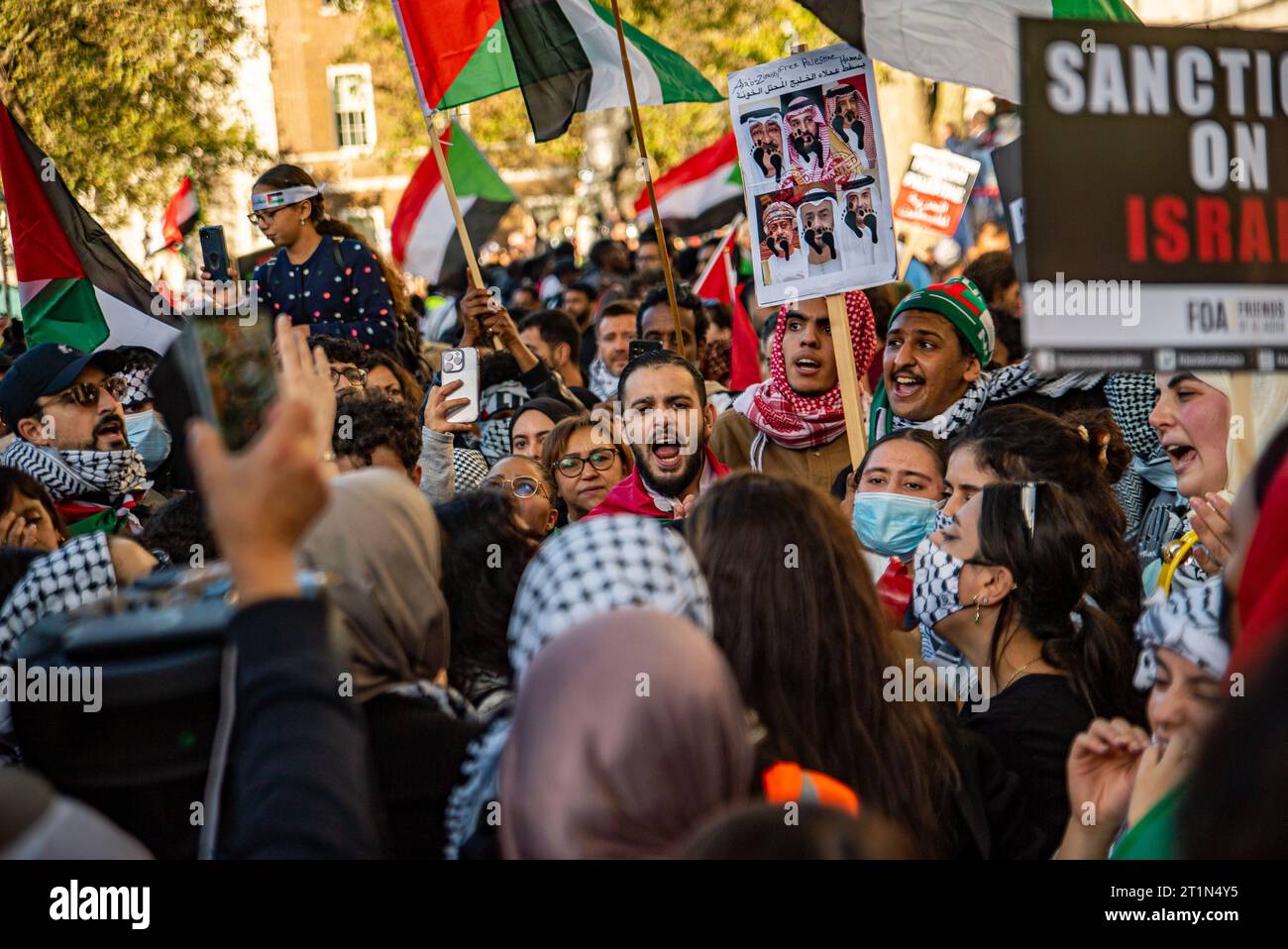 Londres, Royaume-Uni - 14 octobre 2023 : marche pro-Palestine dans le centre de Londres en solidarité avec les Palestiniens. Banque D'Images