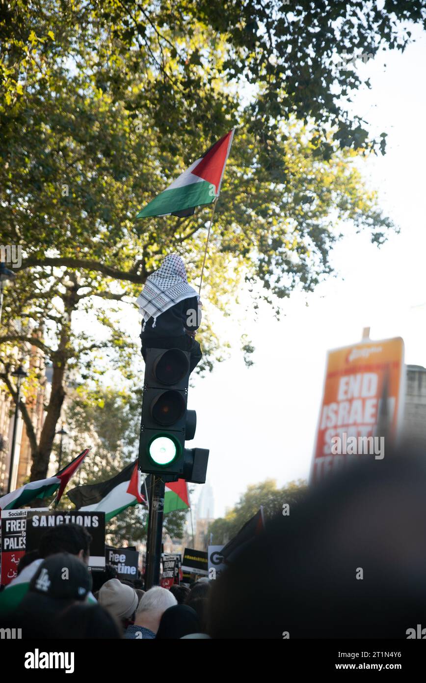 Londres, Royaume-Uni - 14 octobre 2023 : marche pro-Palestine dans le centre de Londres en solidarité avec les Palestiniens. Banque D'Images