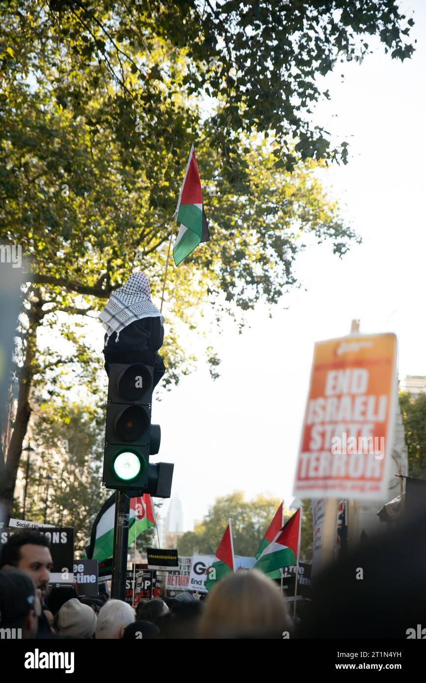 Londres, Royaume-Uni - 14 octobre 2023 : marche pro-Palestine dans le centre de Londres en solidarité avec les Palestiniens. Banque D'Images
