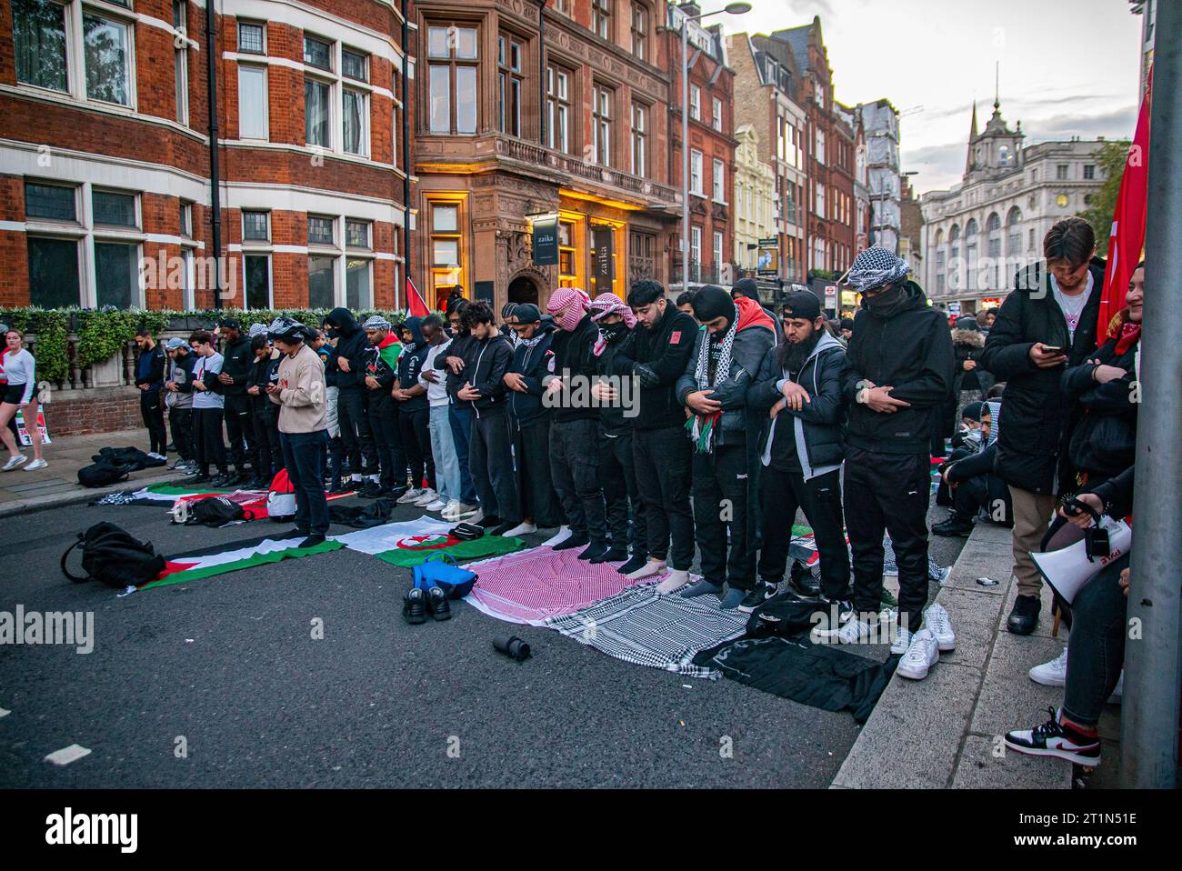 Londres, Royaume-Uni - 14 octobre 2023 : marche pro-Palestine dans le centre de Londres en solidarité avec les Palestiniens. Banque D'Images