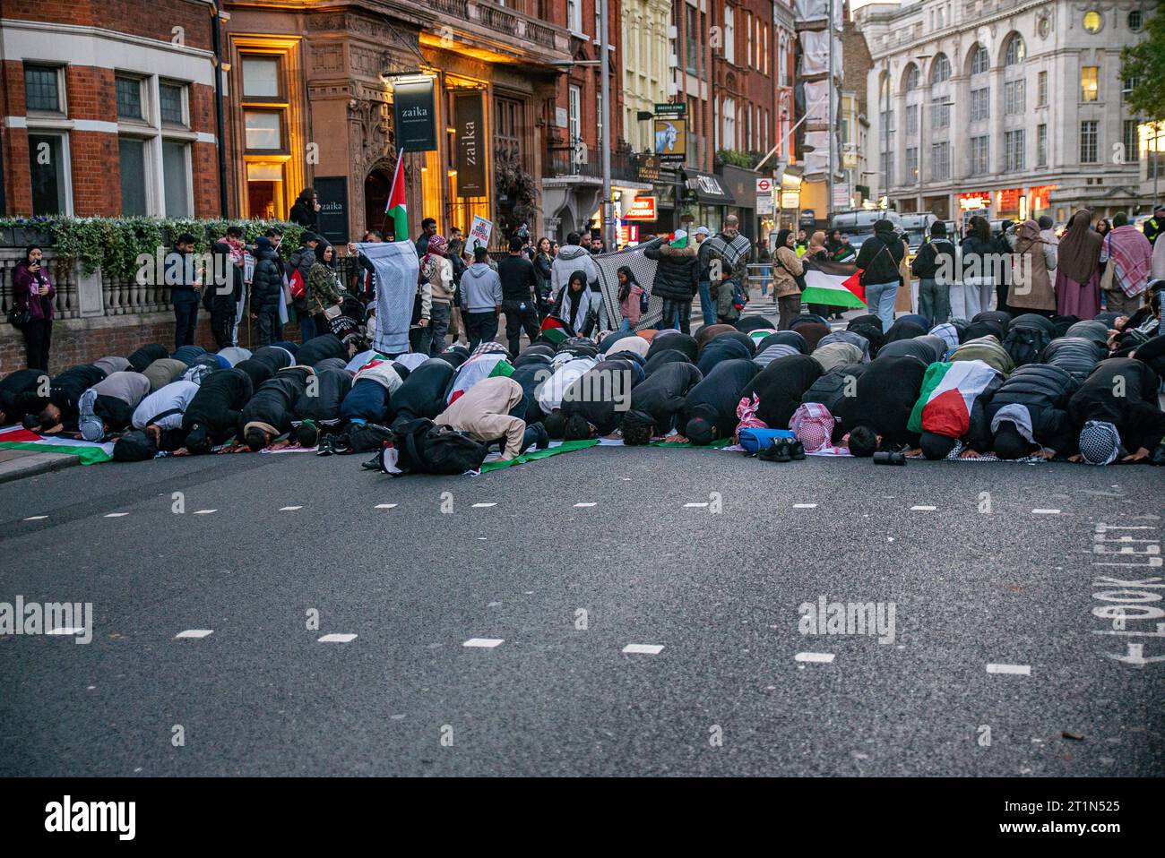 Londres, Royaume-Uni - 14 octobre 2023 : marche pro-Palestine dans le centre de Londres en solidarité avec les Palestiniens. Banque D'Images