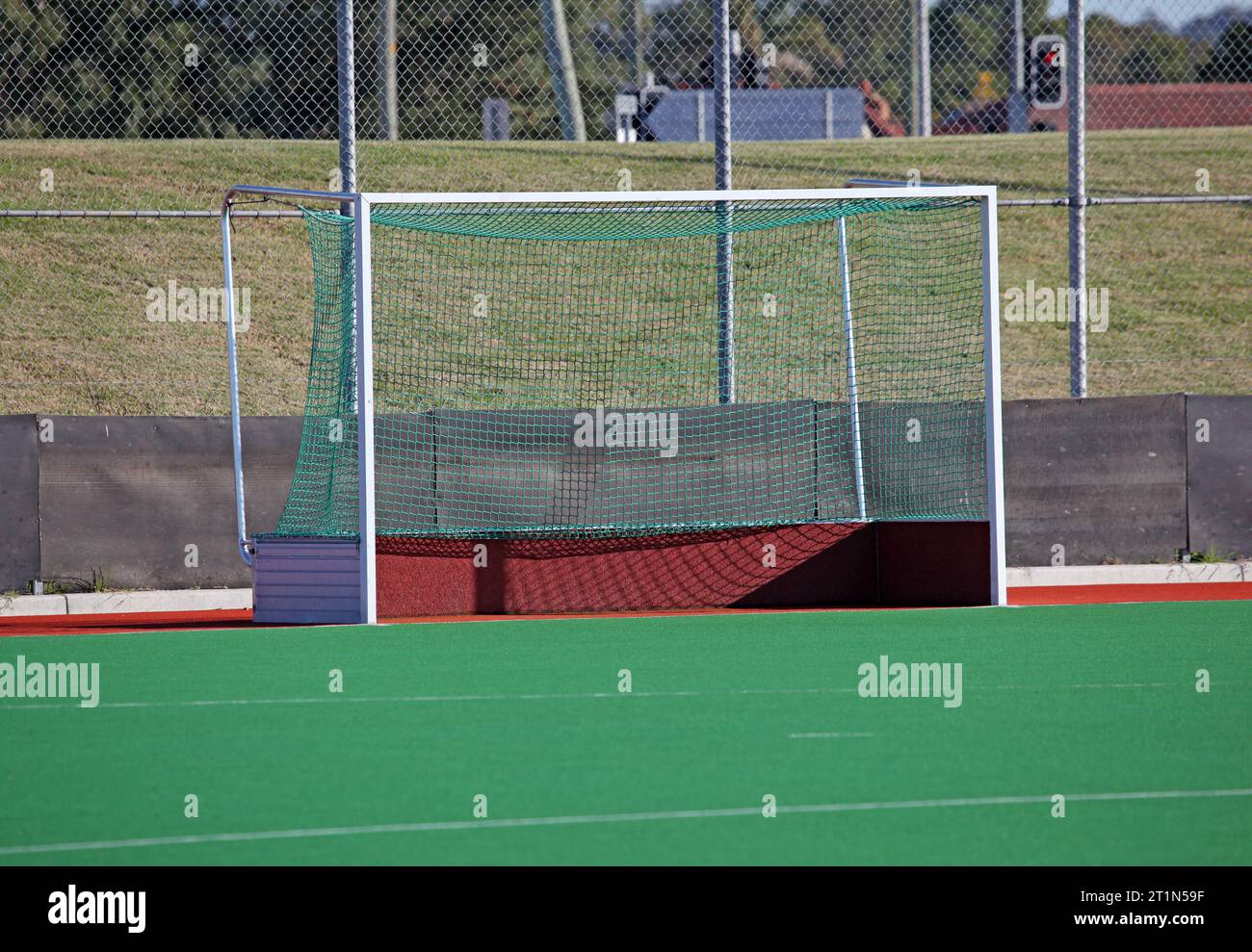 Buts de hockey sur gazon sur un terrain de hockey synthétique. Banque D'Images