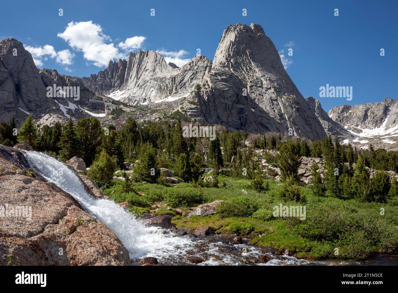WY05435-00....WYOMING - Cascade et cirque des tours, Popo Agie Wilderness, Shoshone National Forest Banque D'Images