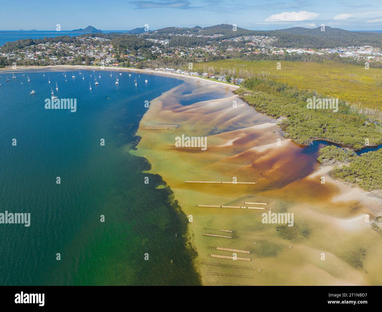 Vue aérienne des bancs d'huîtres dans les eaux peu profondes au large de Salamander Bay à Port Stephens sur la côte nord de la Nouvelle-Galles du Sud, Australie Banque D'Images