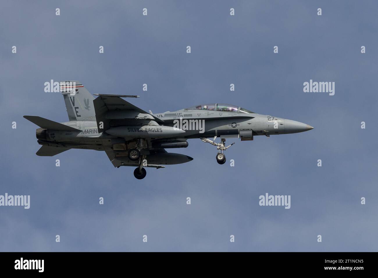 Un McDonnell Douglas F/A-18D Legacy Hornet du corps des Marines américain avec le Marine Fighter Attack Squadron 115 (VMFA-115) connu sous le nom de Silver Eagles Banque D'Images
