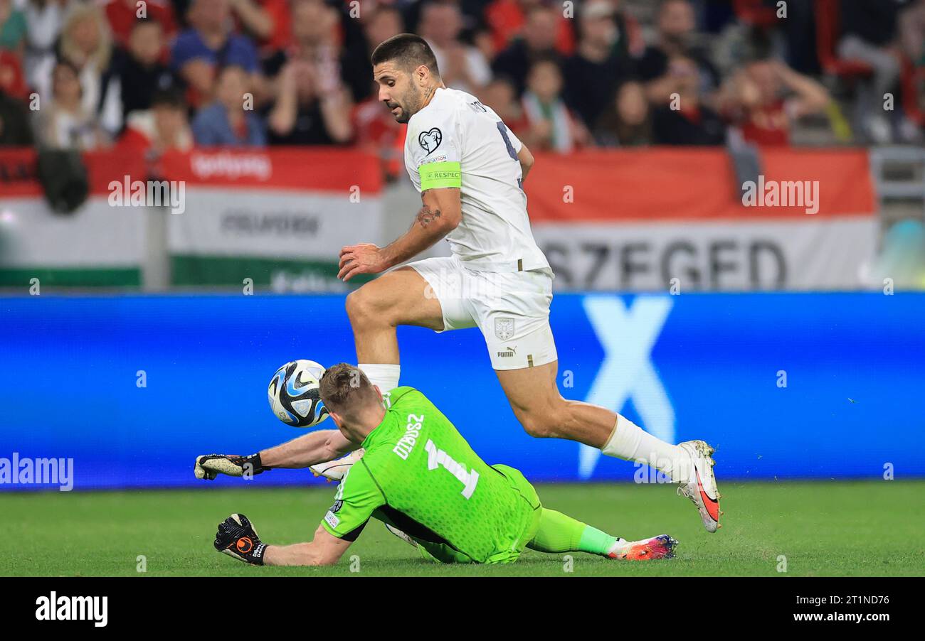 Hongrie - Serbie : Groupe G - UEFA EURO 2024 qualifications européennes BUDAPEST, HONGRIE - OCTOBRE 14 : Aleksandar Mitrovic saute sur le gardien hongrois Denes Dibusz après avoir échoué à marquer lors du match de qualification de l'UEFA Euro 2024 Groupe G Hongrie et Serbie. Kredit : Gabriella Barbara, Alamy crédit : Gabriella Barbara/Alamy Live News Banque D'Images