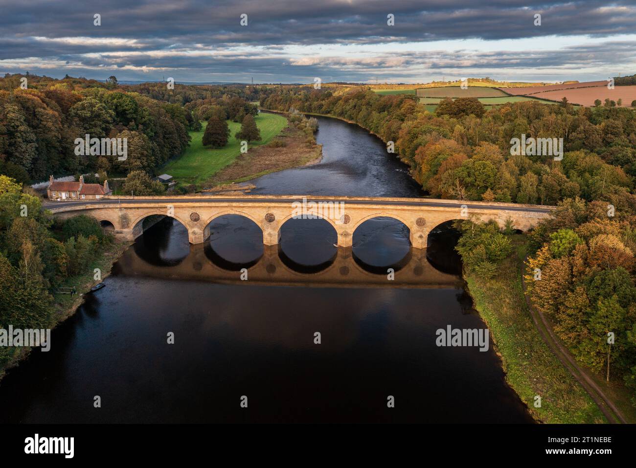 La frontière écossaise, Coldstream Bridge, traversant la rivière Tweed, Angleterre à droite Écosse à gauche. Banque D'Images