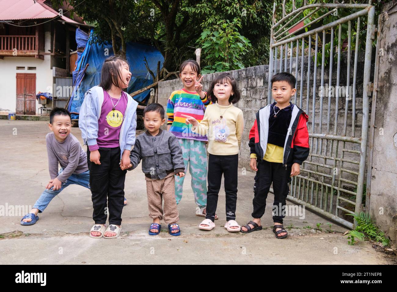 Bac Ha, Vietnam. Jeunes enfants Hmong. Banque D'Images