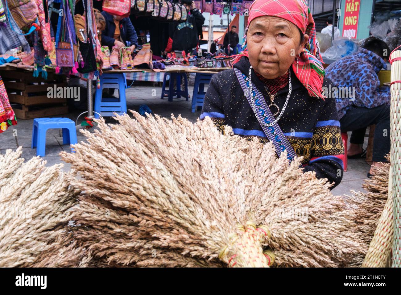 Marché du dimanche bac Ha, Vietnam. Vendeur de balais à riz. Province de Lao Cai. Banque D'Images