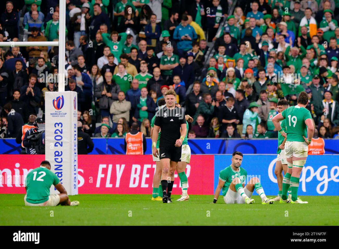 15 octobre 2023, Saint Denis, Seine Saint Denis, France : l'équipe irlandaise déçue par la défaite lors du match de quart de finale de la coupe du monde de Rugby entre l'Irlande et la Nouvelle-Zélande au Stade de France - St Denis - France.la Nouvelle-Zélande a gagné 28-24 (crédit image : © Pierre Stevenin/ZUMA Press Wire) USAGE ÉDITORIAL SEULEMENT! Non destiné à UN USAGE commercial ! Crédit : ZUMA Press, Inc./Alamy Live News Banque D'Images