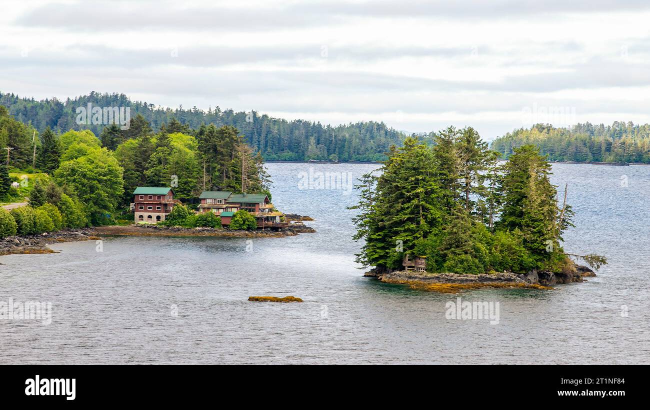 Magnifique paysage côtier de l'Alaska, près du port maritime d'Atika, ALASKA pris du bateau de croisière Banque D'Images