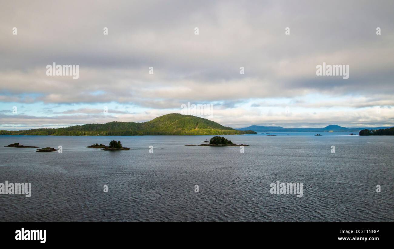 Magnifique paysage côtier de l'Alaska, près du port maritime d'Atika, ALASKA pris du bateau de croisière Banque D'Images