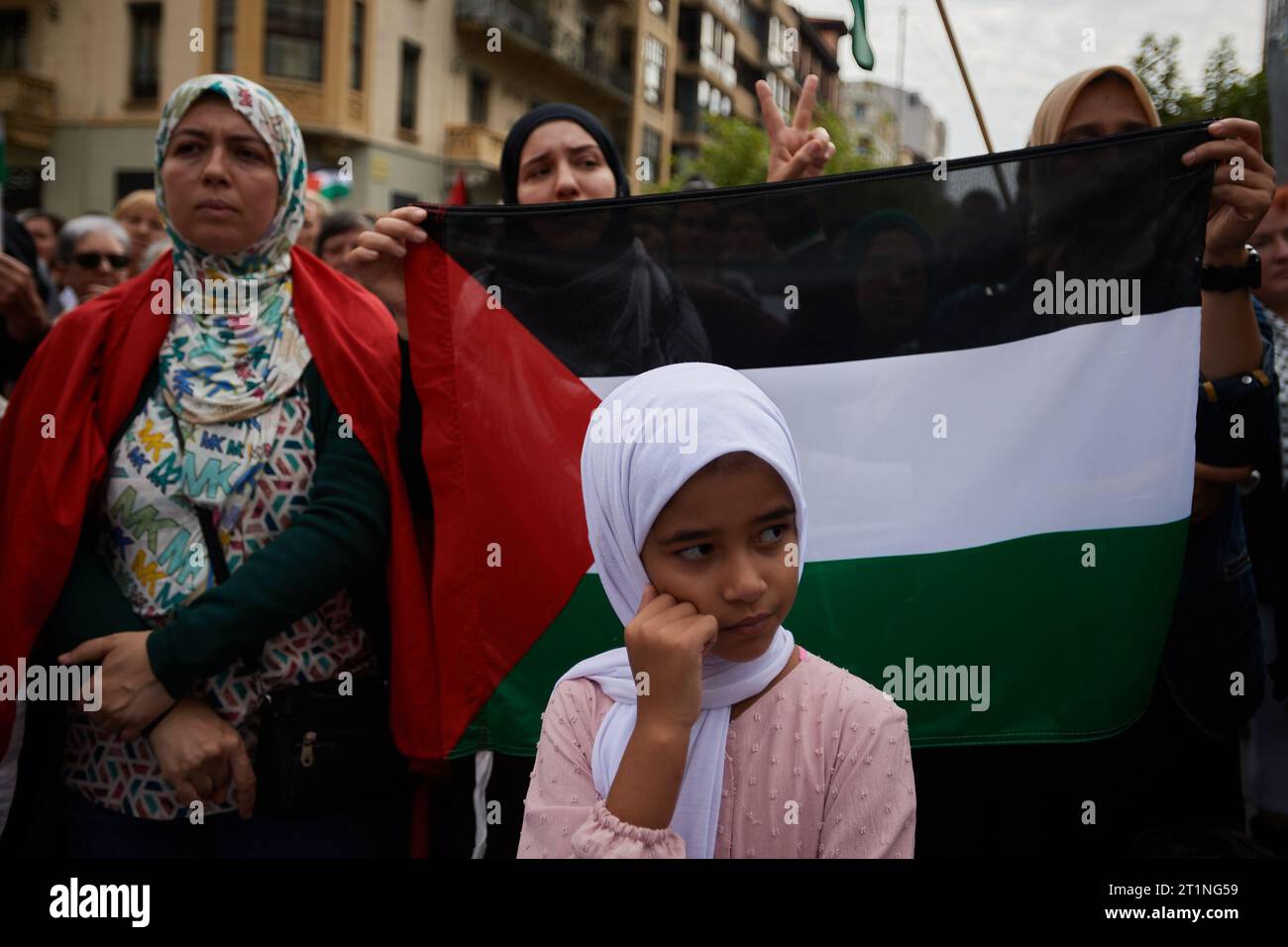 Pamplona, Espagne. 14 octobre 2023. Une fille arabe participe à la manifestation. Des centaines de manifestants se sont rassemblés à Pampelune en solidarité avec les attaques israéliennes contre la population de Gaza. Crédit : SOPA Images Limited/Alamy Live News Banque D'Images