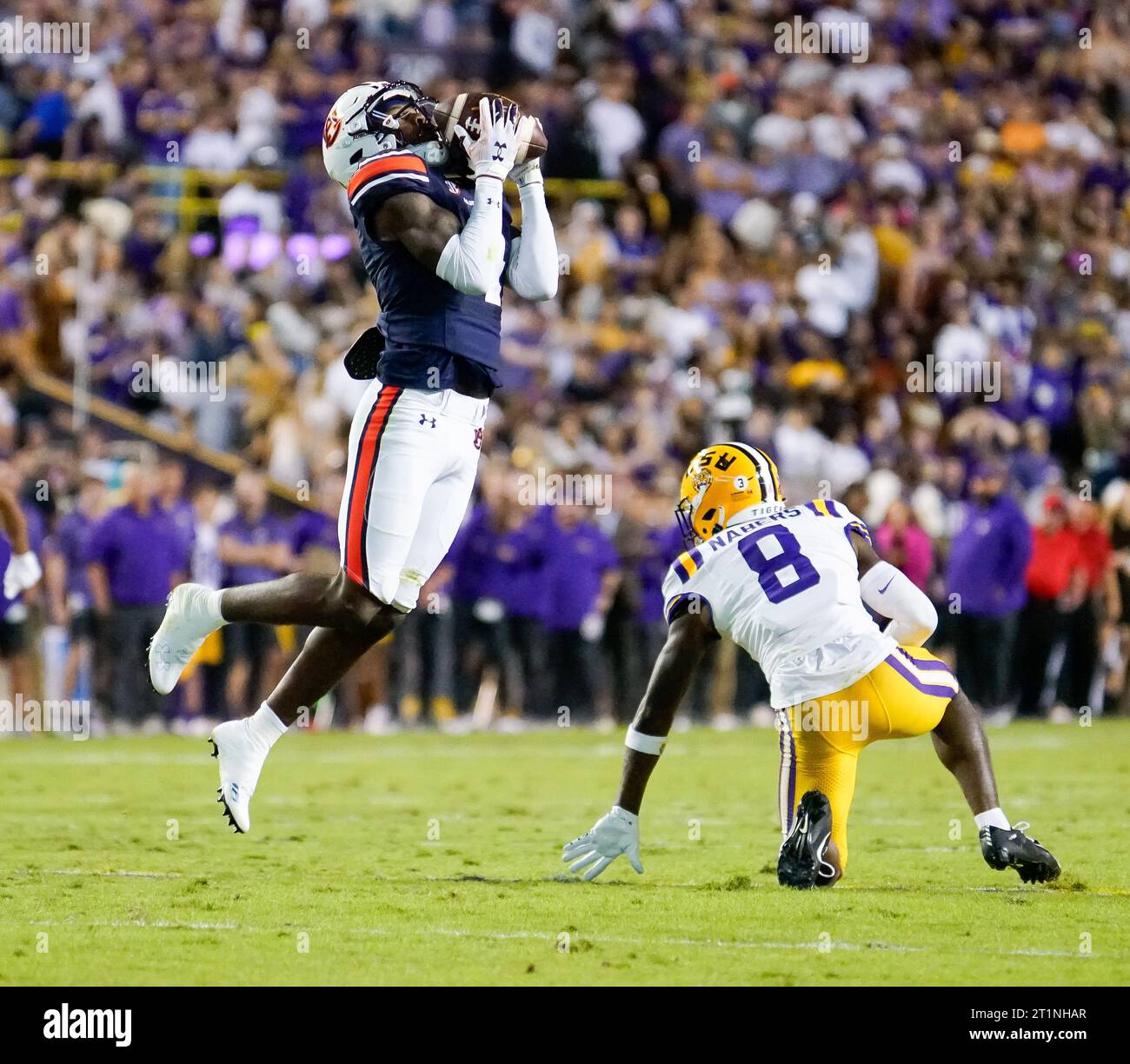 Baton Rouge, Louisiane, États-Unis 14 octobre 2023. Le 14 octobre 2023- Baton Rouge, Louisiane États-Unis- le cornerback des Auburn Tigers D.J. JAMES (4 ans) est intercepté dans le deuxième quart-temps pendant le match entre les Auburn Tigers et les LSU Tigers à Baton Rouge, Louisiane au Tiger Stadium. (Image de crédit : © Jerome Hicks/ZUMA Press Wire) USAGE ÉDITORIAL SEULEMENT! Non destiné à UN USAGE commercial ! Banque D'Images