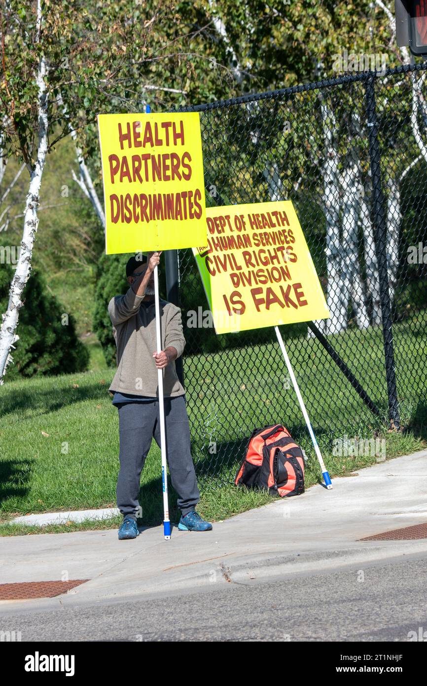 St. Paul, Minnesota. Un homme proteste contre Health Partners, un fournisseur de soins de santé à but non lucratif et une compagnie d'assurance maladie. Le manifestant dit qu'il W Banque D'Images