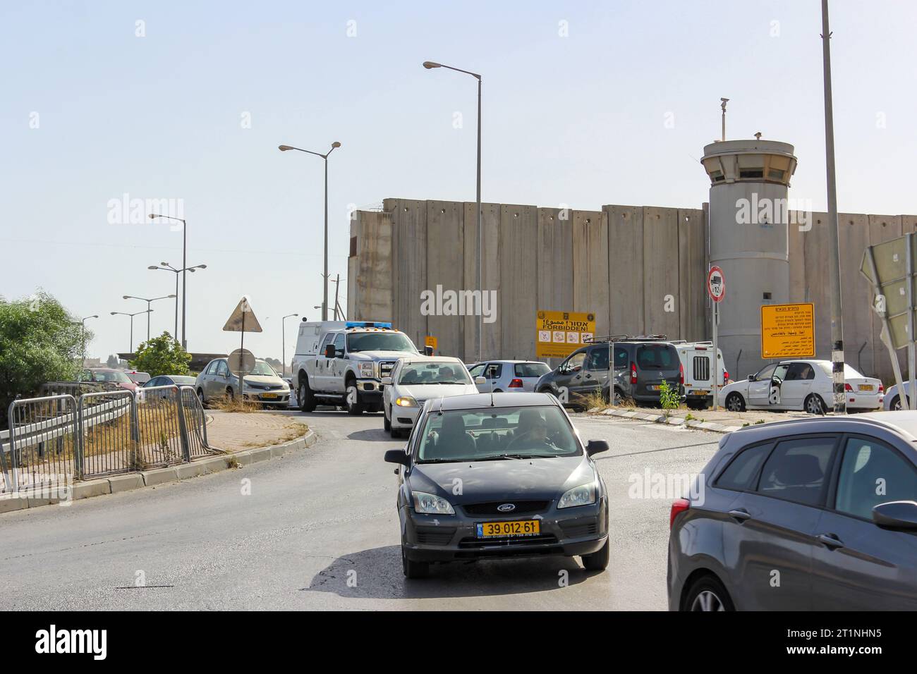 Des véhicules israéliens passent par le poste de contrôle Hizma au mur de séparation de Cisjordanie, au nord de Jérusalem, en Israël. Banque D'Images