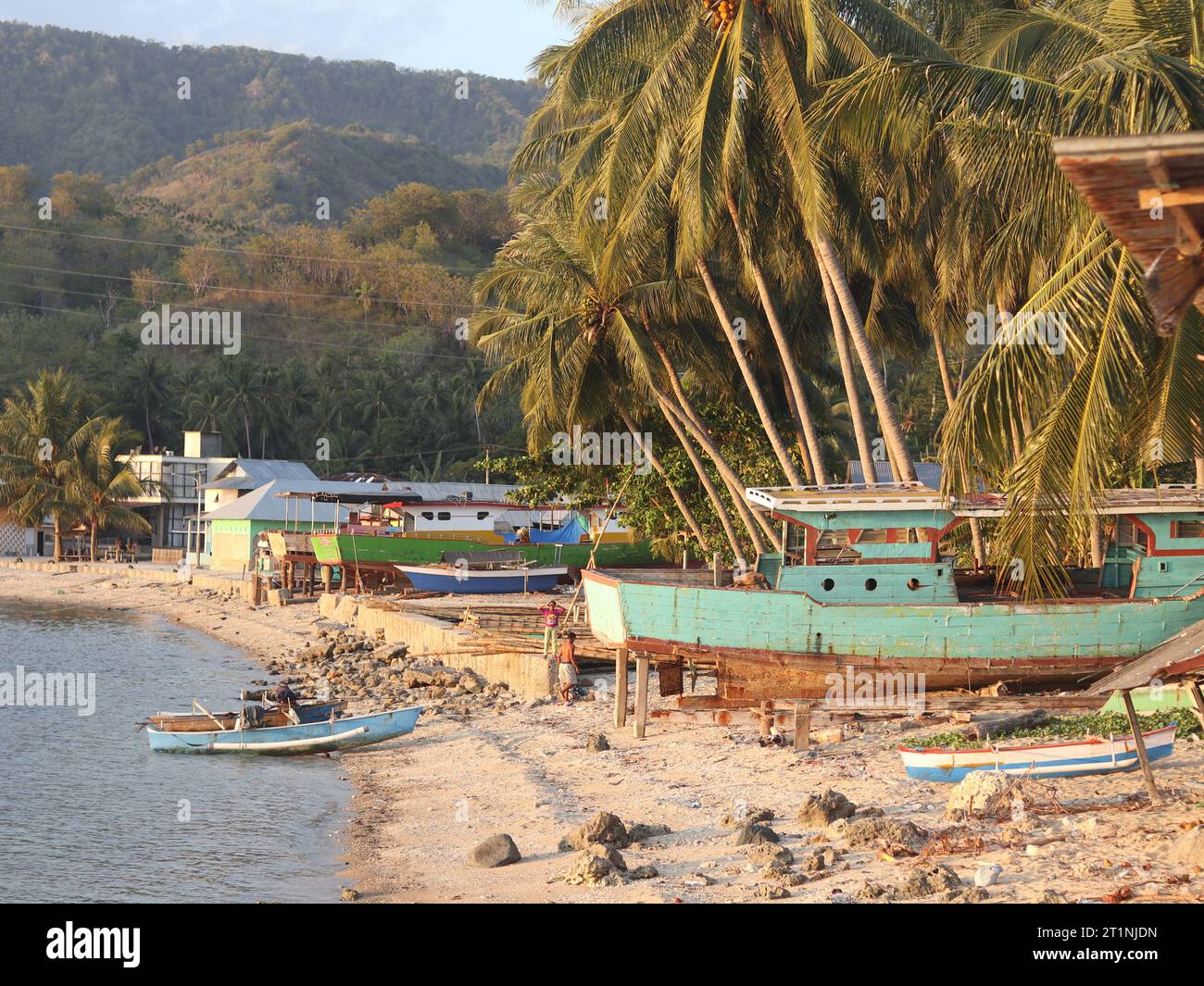 bateau de pêche penché sur la plage Banque D'Images
