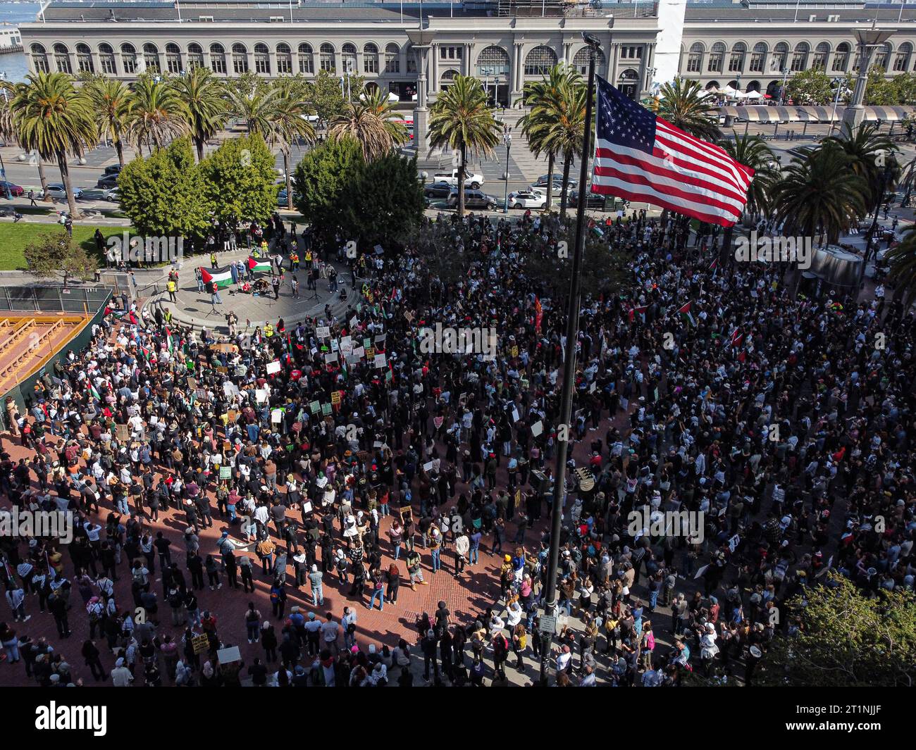 (NOTE DE LA RÉDACTION : image prise par un drone) Un drapeau des Etats-Unis est vu lors de la manifestation pro-palestinienne à San Francisco. Les partisans de la Palestine s’unissent pour un rassemblement et défilent dans les rues de San Francisco pour exprimer leur solidarité avec la population de Gaza et d’autres régions touchées par le conflit avec Israël. Les participants élèvent la voix, scandant des slogans comme "Palestine libre" et "ce n'est pas la guerre. C'est un génocide » alors qu'ils défilent dans les rues. Les organisateurs affirment qu'il y a environ dix milliers de personnes qui se joignent à la marche. Banque D'Images