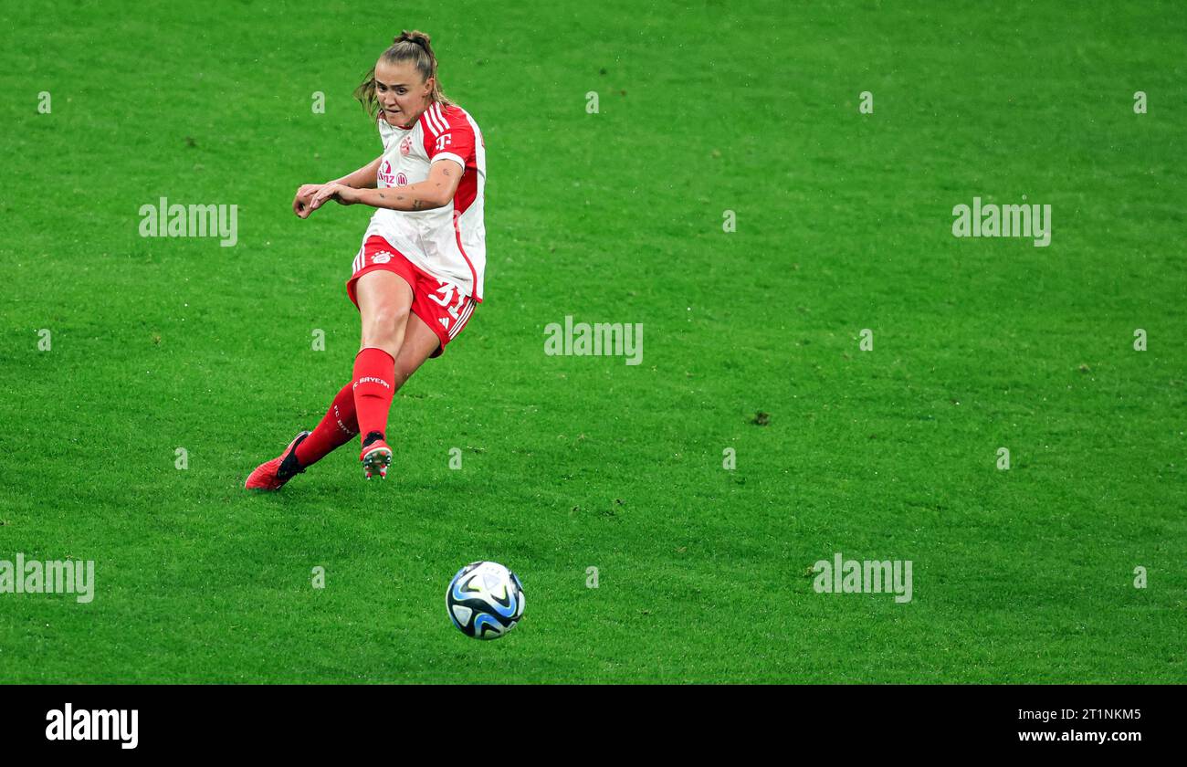 Géorgie Stanway du FC Bayern Muenchen FC Bayern Muenchen Frauen vs Eintracht Frankfurt Fussball 1 . Bundesliga saison 2023 / 2024 Frauen Fussball Google Pixel Frauen-Bundesliga 14.10.2023 in der MŸnchner Allianz Arena © diebilderwelt / Alamy stock Banque D'Images