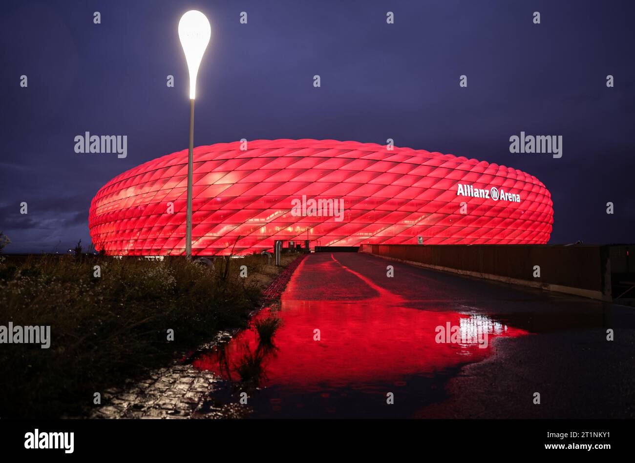 Allianz Arena rot beleuchtet FC Bayern Muenchen Frauen vs Eintracht Frankfurt Fussball 1 . Bundesliga saison 2023 / 2024 Frauen Fussball Google Pixel Frauen-Bundesliga 14.10.2023 in der MŸnchner Allianz Arena © diebilderwelt / Alamy stock Banque D'Images