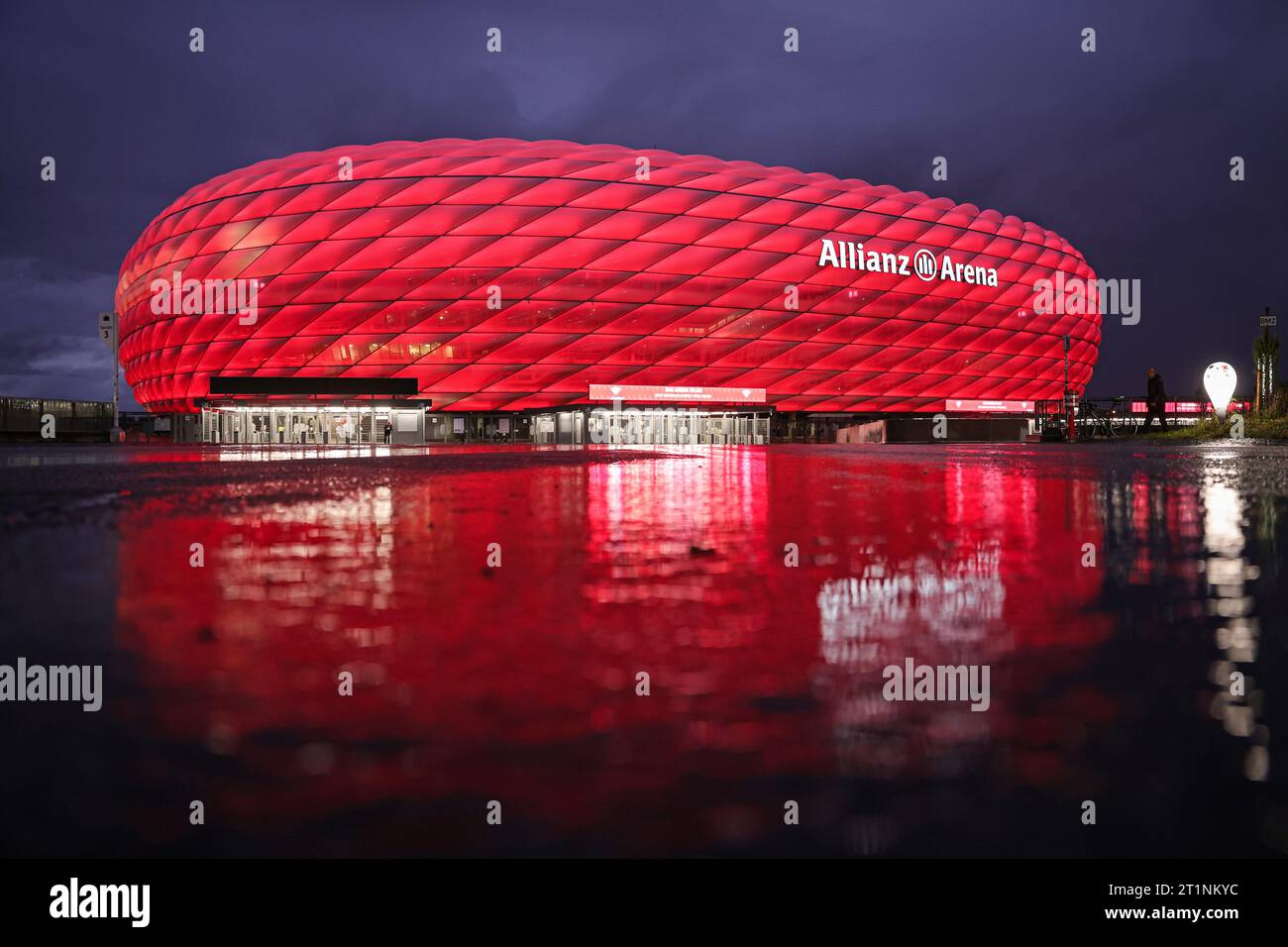 Allianz Arena rot beleuchtet FC Bayern Muenchen Frauen vs Eintracht Frankfurt Fussball 1 . Bundesliga saison 2023 / 2024 Frauen Fussball Google Pixel Frauen-Bundesliga 14.10.2023 in der MŸnchner Allianz Arena © diebilderwelt / Alamy stock Banque D'Images