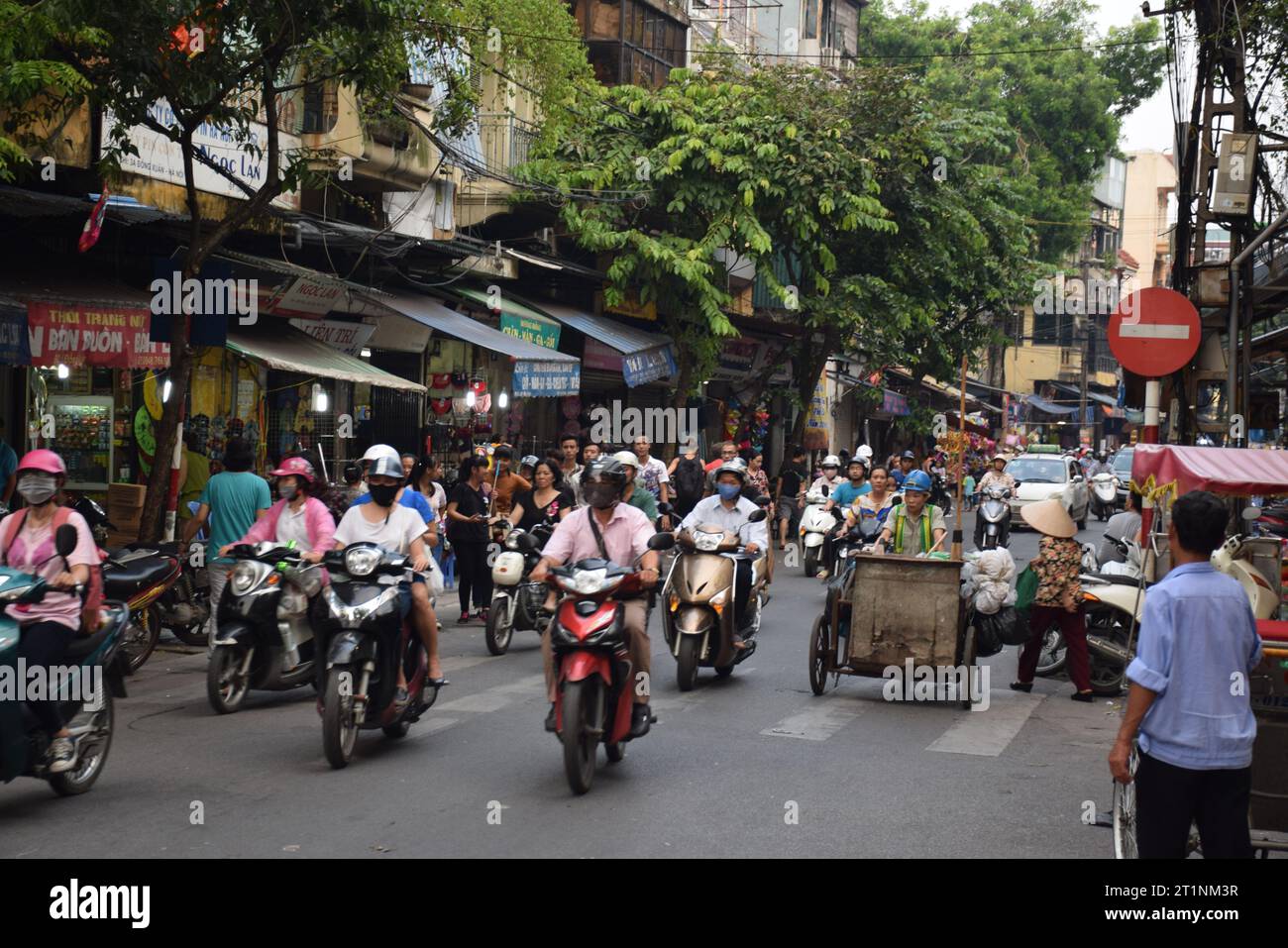 Scooters et motos dans les rues animées du centre historique de Hanoi, Vietnam Banque D'Images