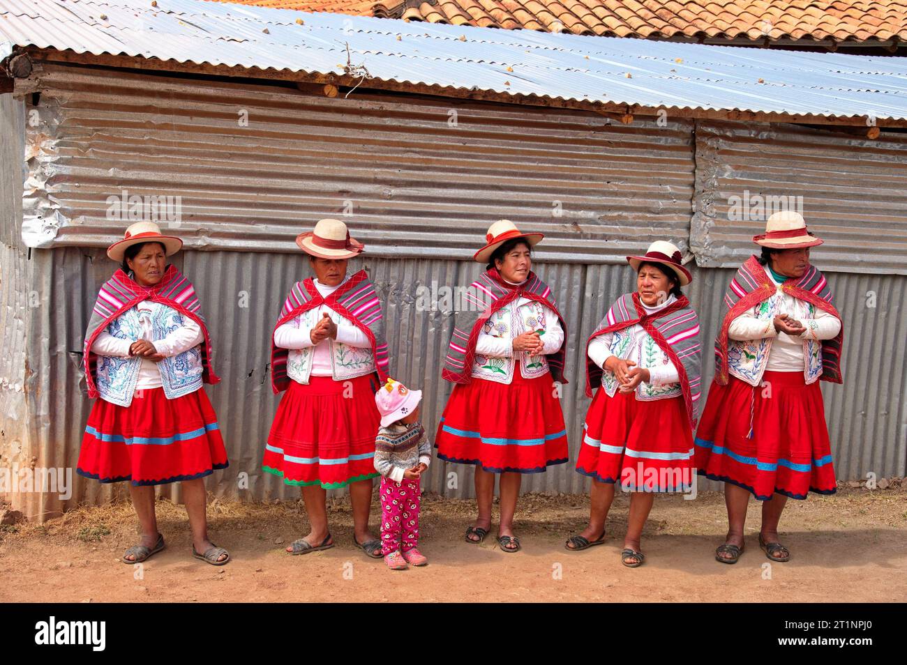 Groupe de femmes péruviennes en costume traditionnel sur l'île de Titicaca Banque D'Images