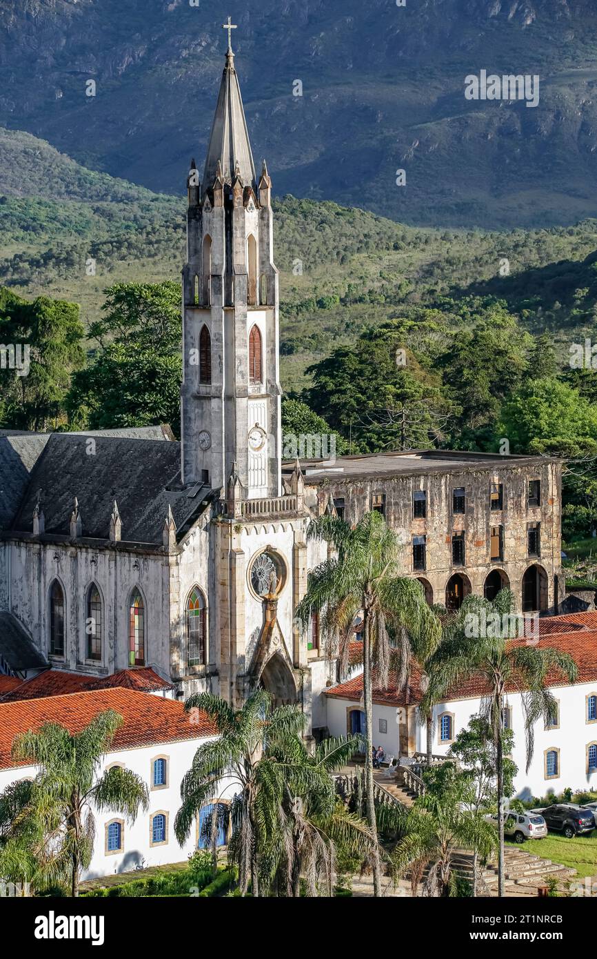 Vue aérienne rapprochée du sanctuaire Caraca avec montagnes et forêt atlantique en arrière-plan, Minas Gerais, Brésil Banque D'Images