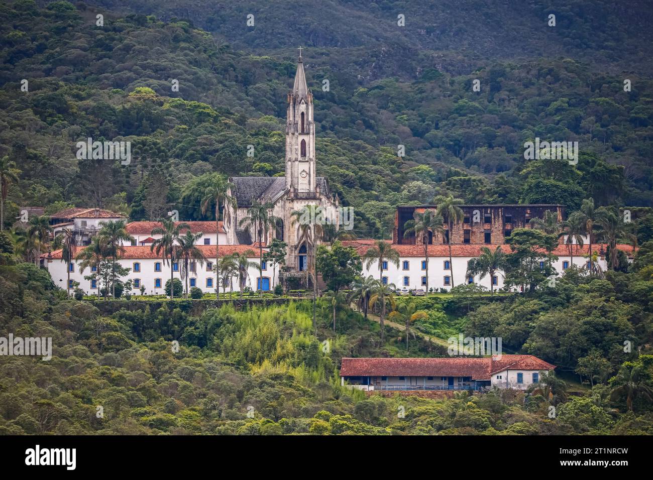 Vue aérienne du Sanctuaire Caraca entouré d'une dense forêt atlantique, Minas Gerais, Brésil Banque D'Images