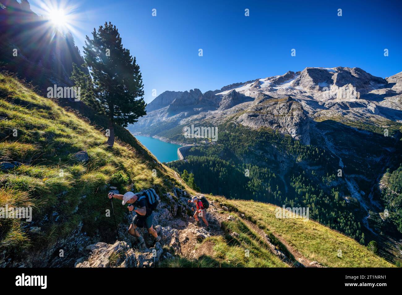 Randonnée sur Alta via 2 vers Lago di Fedaia, Italie Banque D'Images