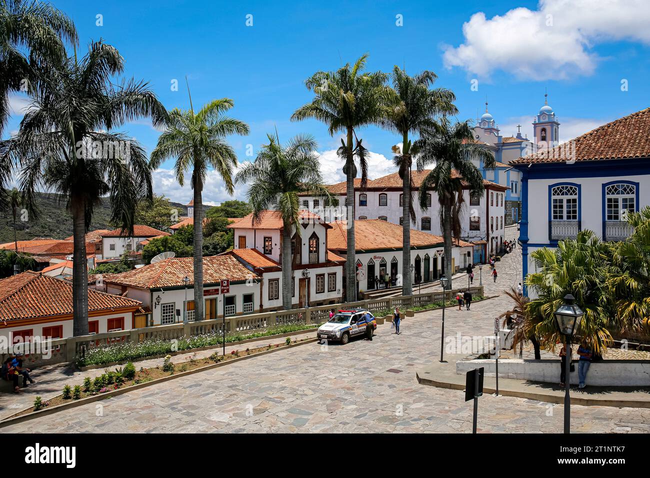 Vue sur les maisons traditionnelles et la rue bordée de palmiers dans le centre historique de Diamantina sur une journée ensoleillée, Minas Gerais, Brésil Banque D'Images