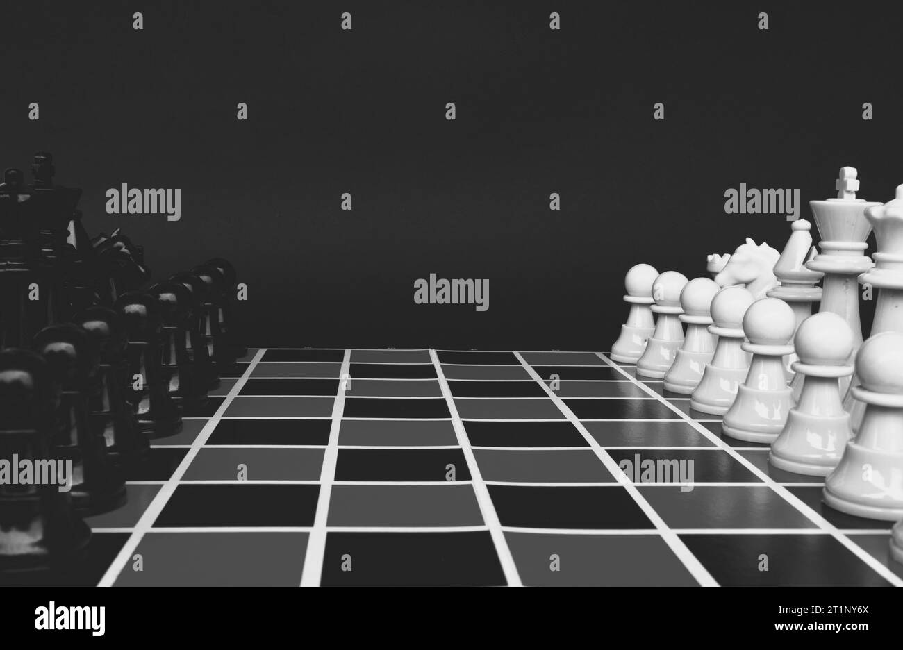 Jeu d'échecs avec fond de couverture noir et blanc. Stratégie et concept tactique Banque D'Images