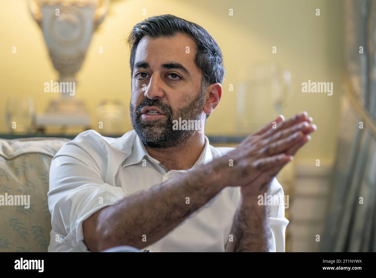 Photo de dossier datée du 12/10/2023 du Premier ministre écossais Humza Yousaf, qui a déclaré qu'il était important de déterminer les limites légales de l'article 35, après qu'il ait été utilisé pour bloquer la législation de Holyrood sur la reconnaissance du genre. Le premier ministre a également déclaré qu'il "explorerait toutes les options" si le gouvernement écossais ne réussissait pas à procéder à son examen judiciaire, à la Cour de session, qui cherche à renverser le blocage. MSPS de tous les partis avait soutenu le projet de loi sur la réforme de la reconnaissance du genre (Écosse) en décembre de l'année dernière, avec la législation introduite pour simplifier et accélérer le processus pour les personnes trans Banque D'Images