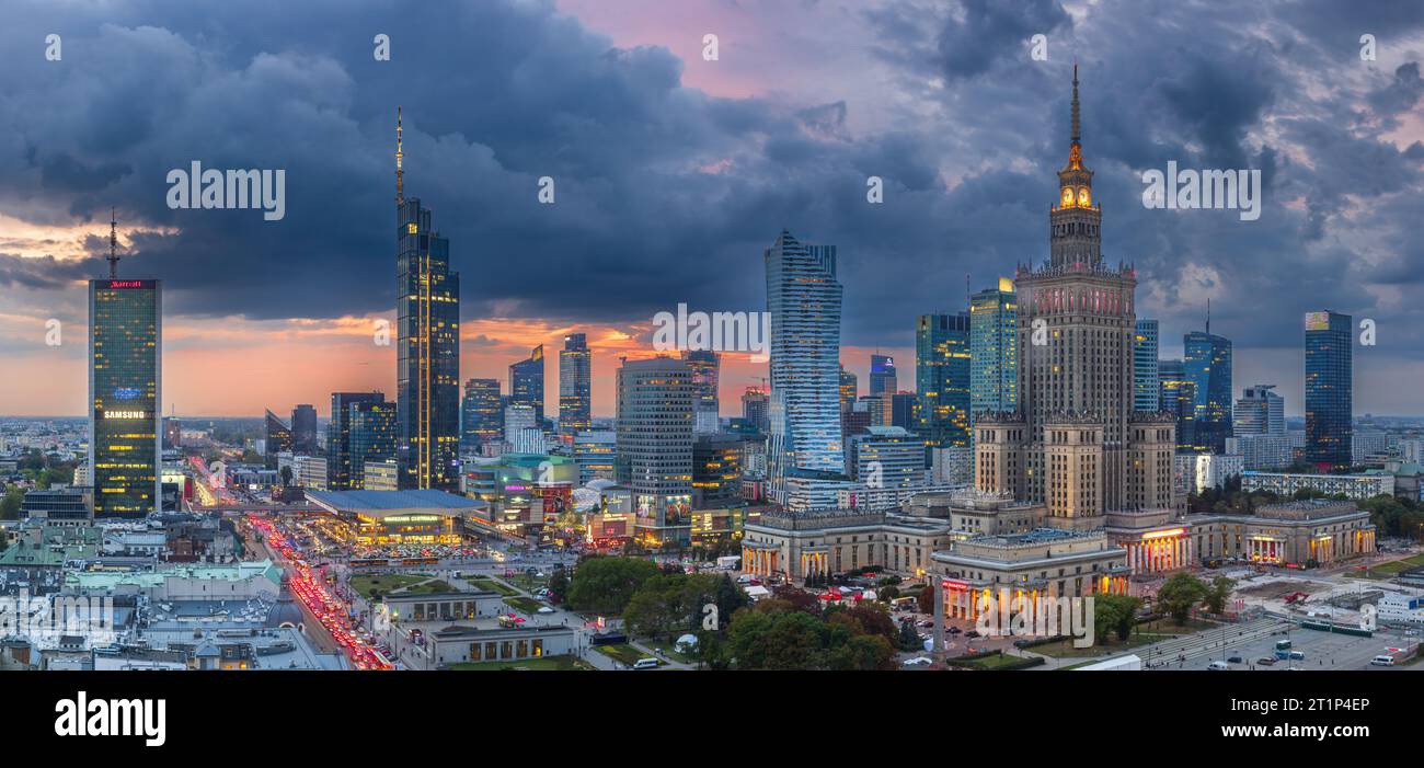 Varsovie, Pologne - septembre 22 2023 : vue panoramique nocturne sur le centre-ville de Varsovie d'en haut. Banque D'Images