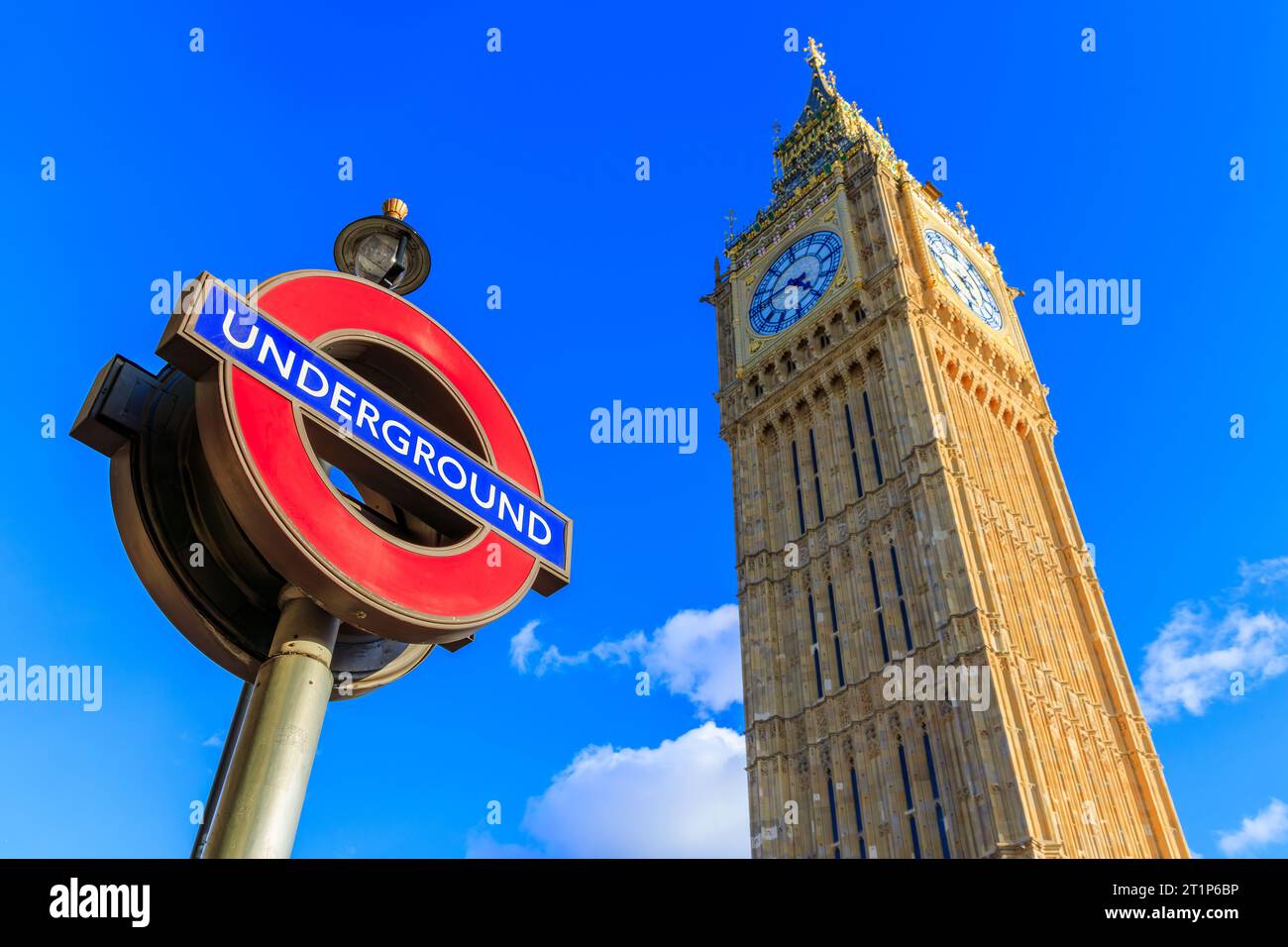 Londres, Angleterre, Royaume-Uni - 14 mars 2023 : la tour de l'horloge Big Ben et le panneau du métro de Londres. Banque D'Images