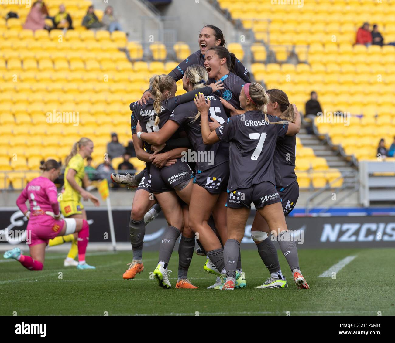 Wellington, Nouvelle-Zélande. 15 octobre 2023. Hannah Wilkinson (17, Melbourne City) célèbre avoir marqué son but avec ses coéquipiers. Wellington Phoenix contre Melbourne City. Women's A-League. Wellington. Nouvelle-Zélande. (Joe SERCI/SPP) crédit : SPP Sport Press photo. /Alamy Live News Banque D'Images