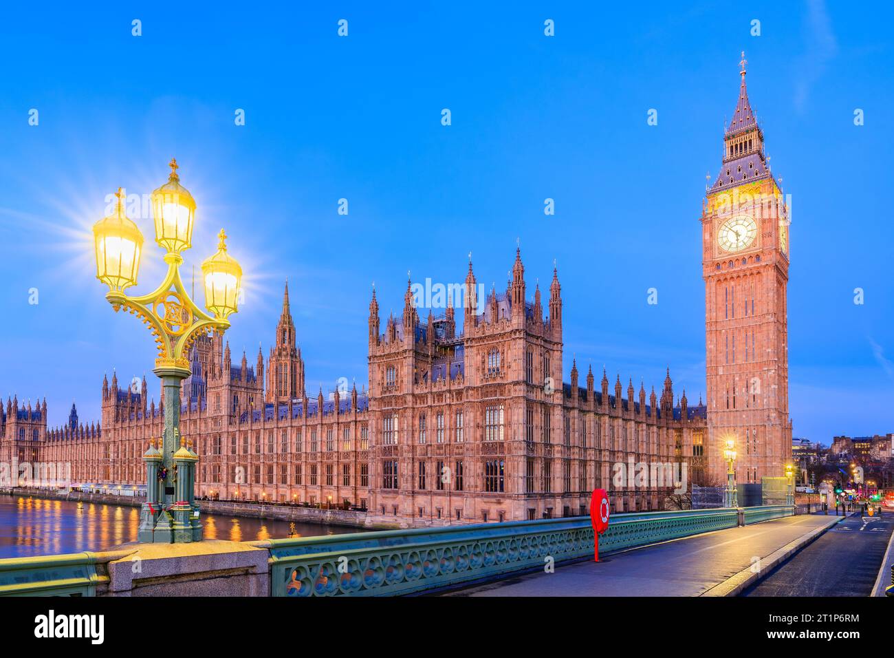 Londres, Angleterre, Royaume-Uni. Le Palais de Westminster, Big Ben et Westminster Bridge avant le lever du soleil. Banque D'Images