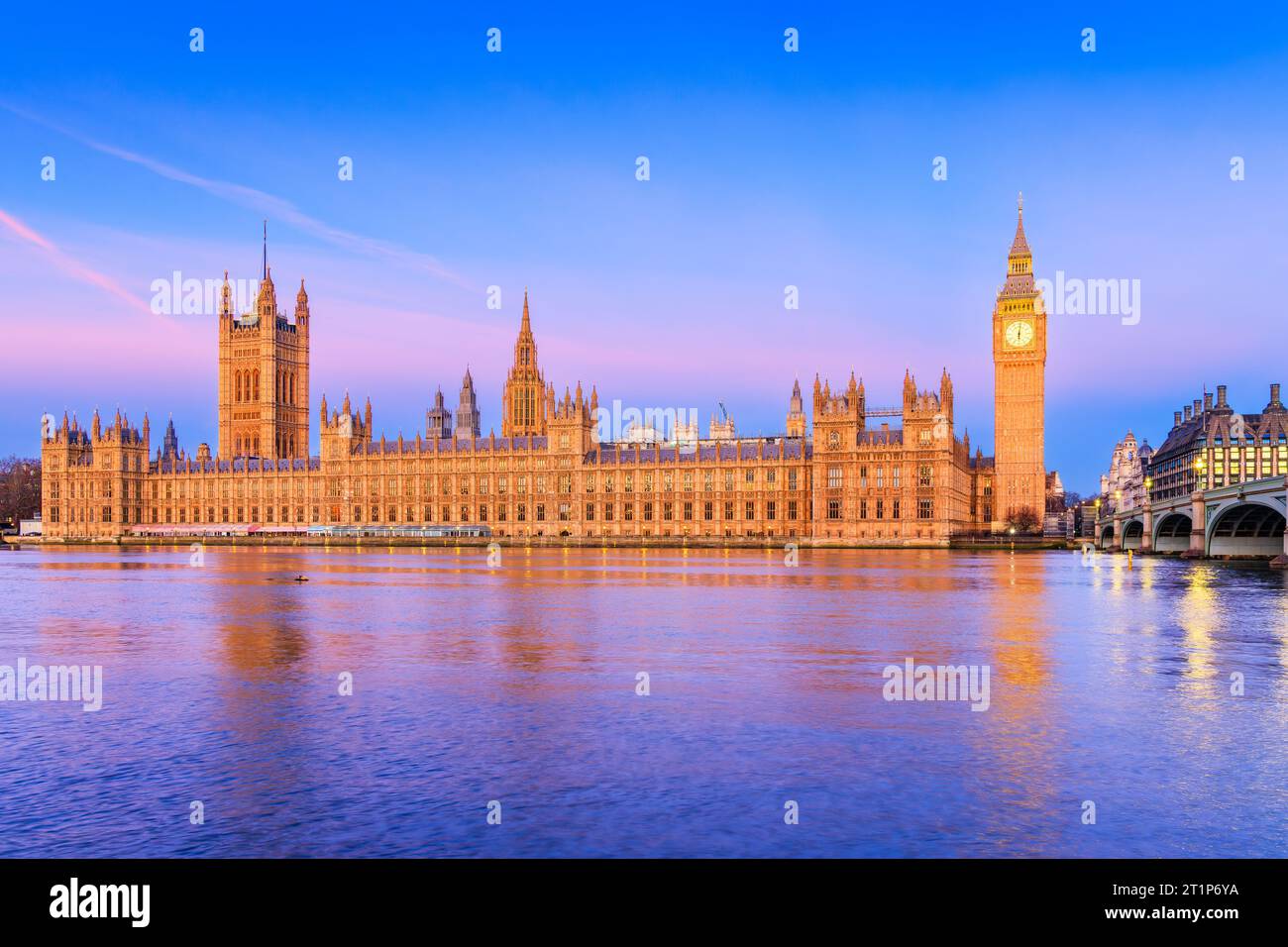 Londres, Angleterre, Royaume-Uni. Le Palais de Westminster, Big Ben et Westminster Bridge au lever du soleil. Banque D'Images