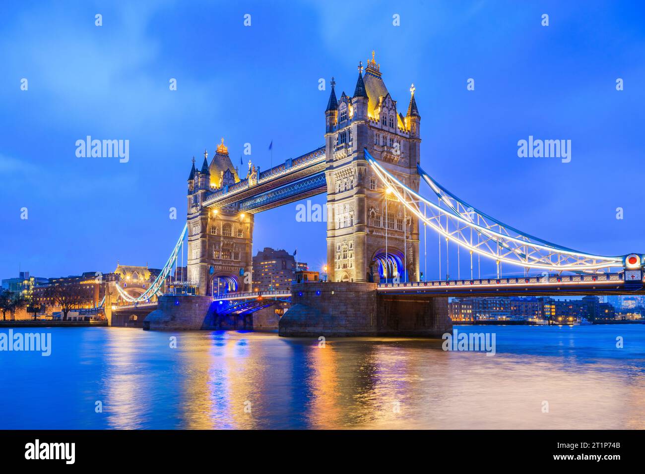 Londres, Angleterre, Royaume-Uni. Tower Bridge et Tamise à l'aube. Banque D'Images