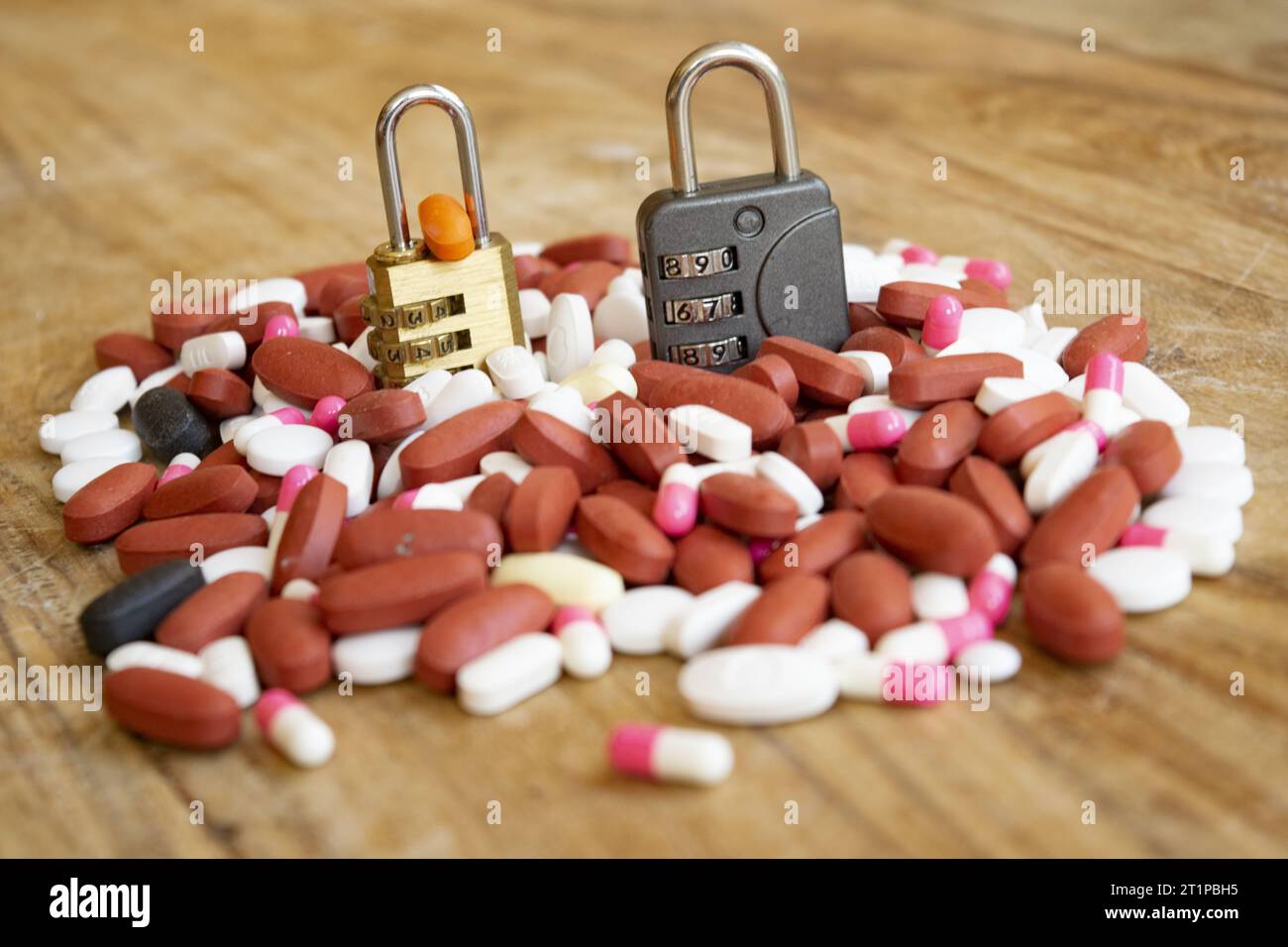 concept de sécurité des soins de santé avec deux serrures et un tas de pilules Banque D'Images