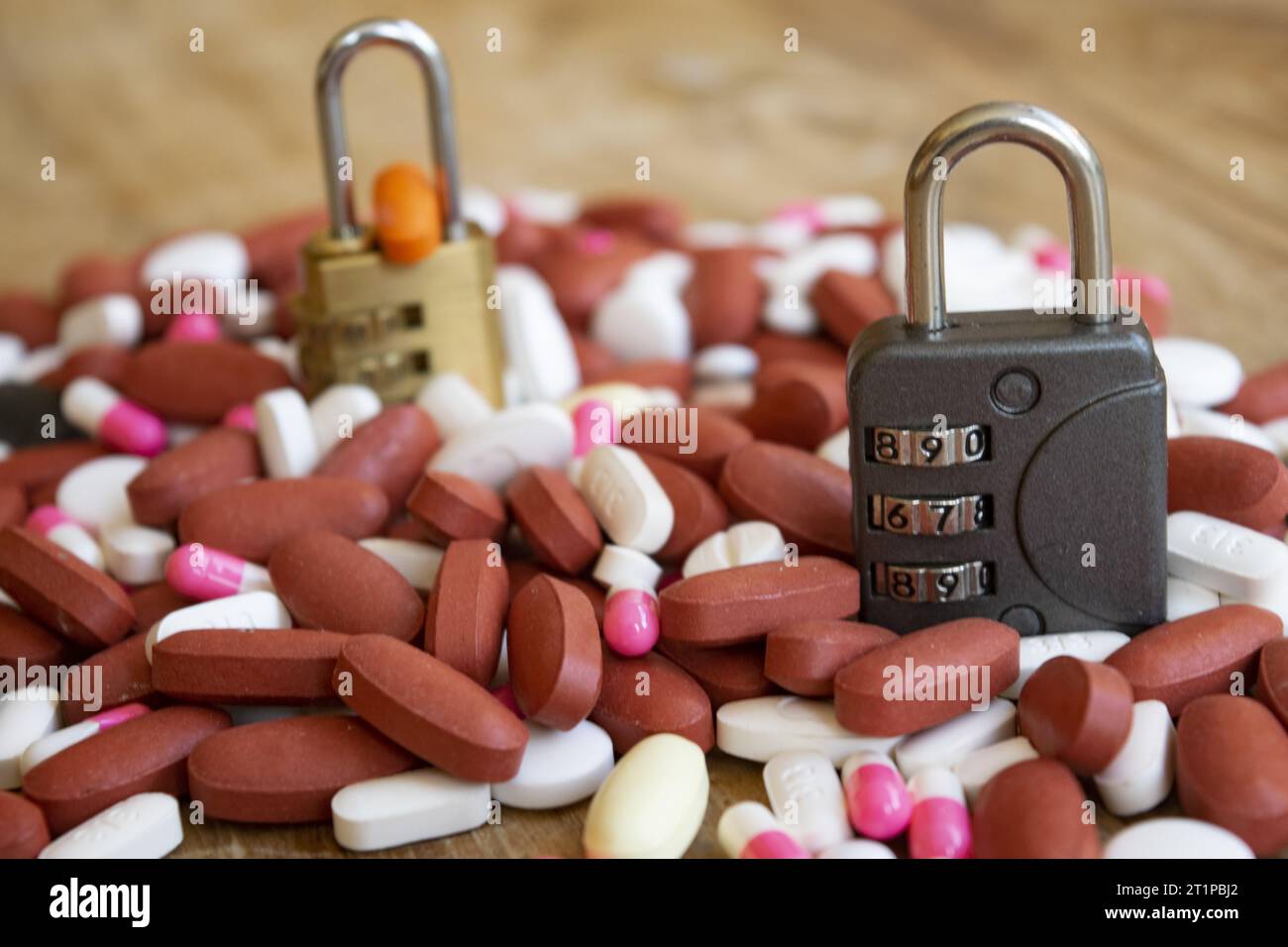 concept de sécurité des soins de santé avec deux serrures et un tas de pilules Banque D'Images