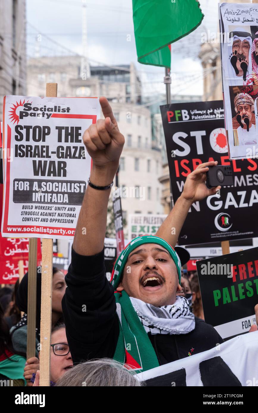 Protestation pour la Palestine après l'escalade de l'action militaire dans le conflit de la bande de Gaza entre Israël et le Hamas. Manifestant masculin en colère Banque D'Images