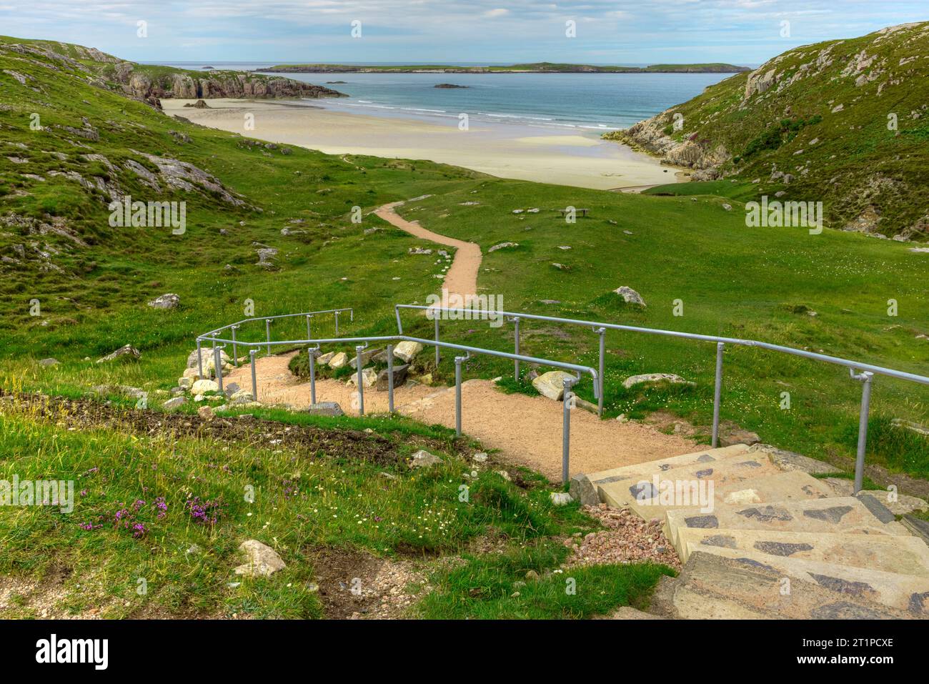 Ceannabeinne Beach est une belle plage de sable blanc avec des affleurements rocheux et une eau cristalline. Il est situé sur la côte nord 500, un drivi pittoresque Banque D'Images