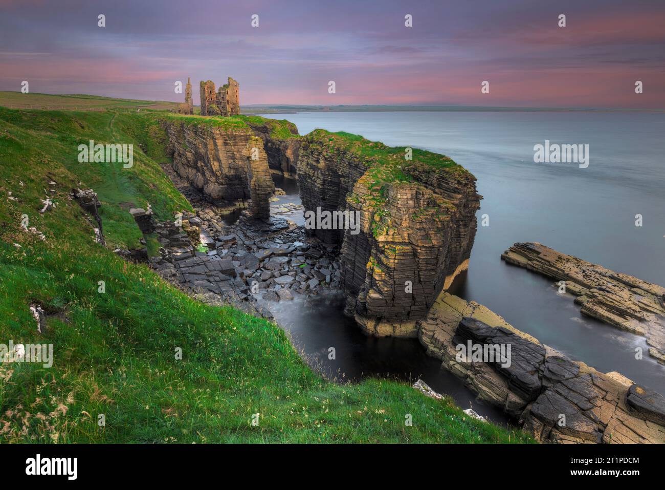 Castle Sinclair Girnigoe est un château en ruine situé sur une falaise surplombant la ville de Wick à Caithness, en Écosse. Banque D'Images