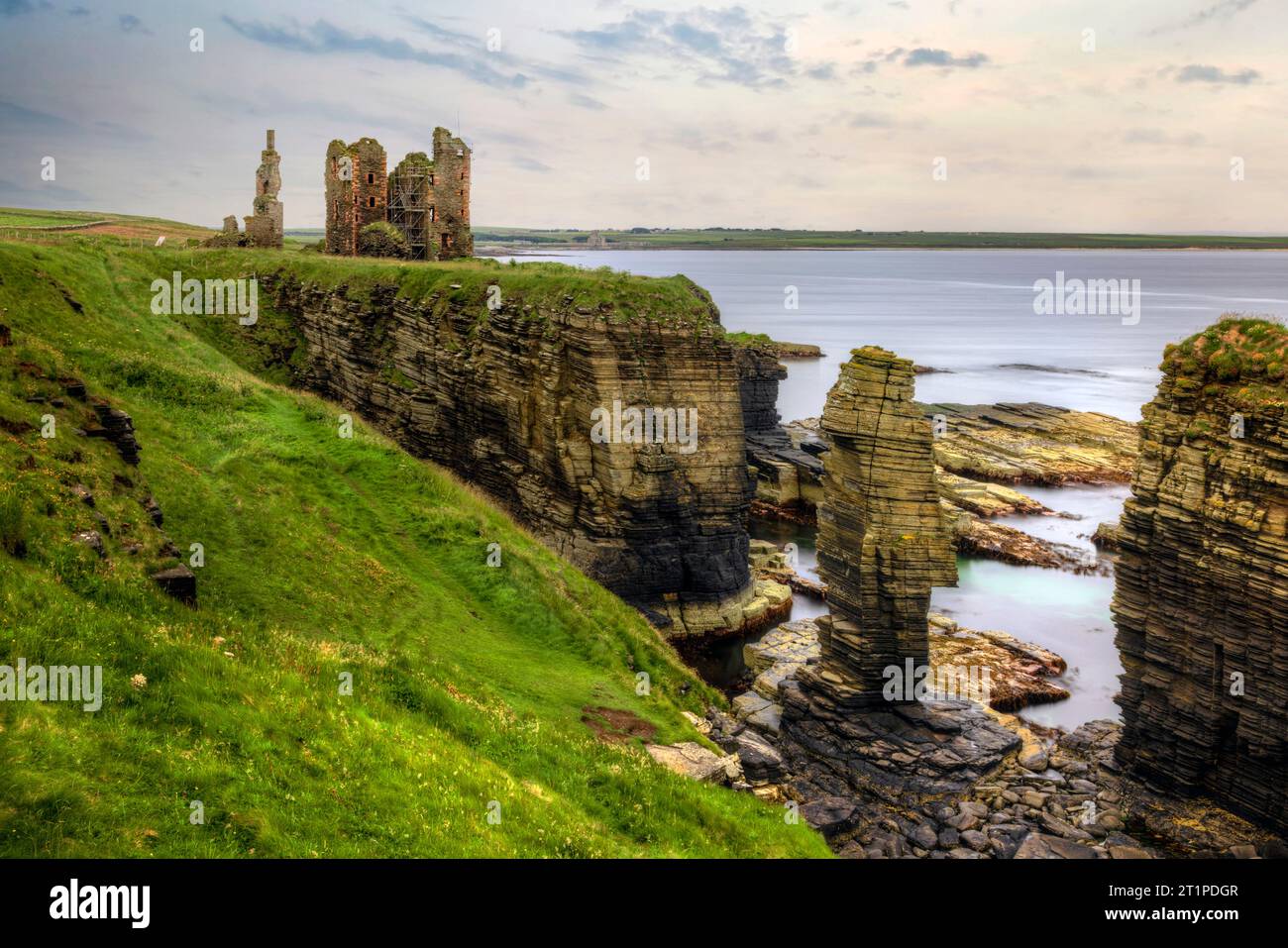 Castle Sinclair Girnigoe est un château en ruine situé sur une falaise surplombant la ville de Wick à Caithness, en Écosse. Banque D'Images