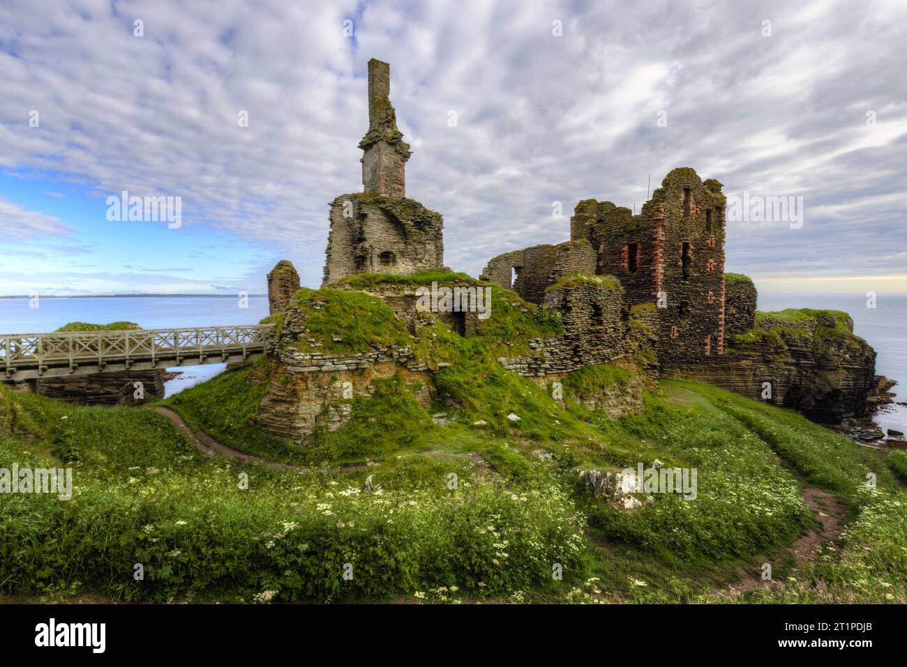 Castle Sinclair Girnigoe est un château en ruine situé sur une falaise surplombant la ville de Wick à Caithness, en Écosse. Banque D'Images